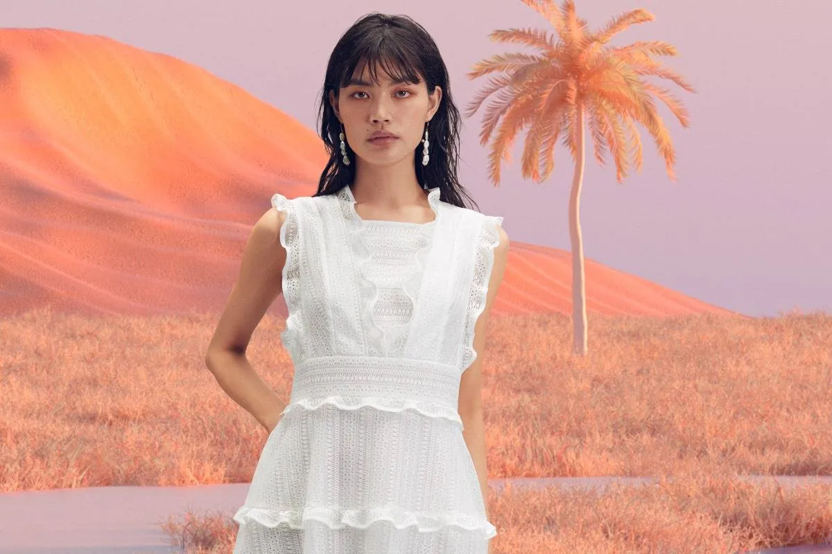 فساتين باللون الأبيض صيف 2022