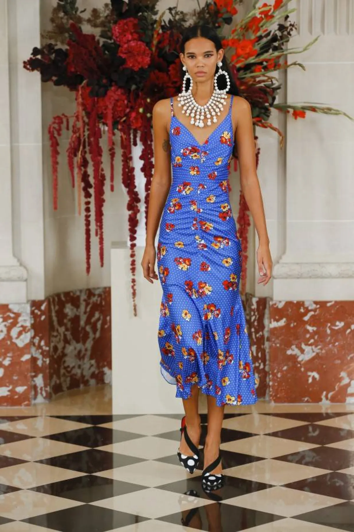 فستان بنفسجي من كارولينا هيريرا