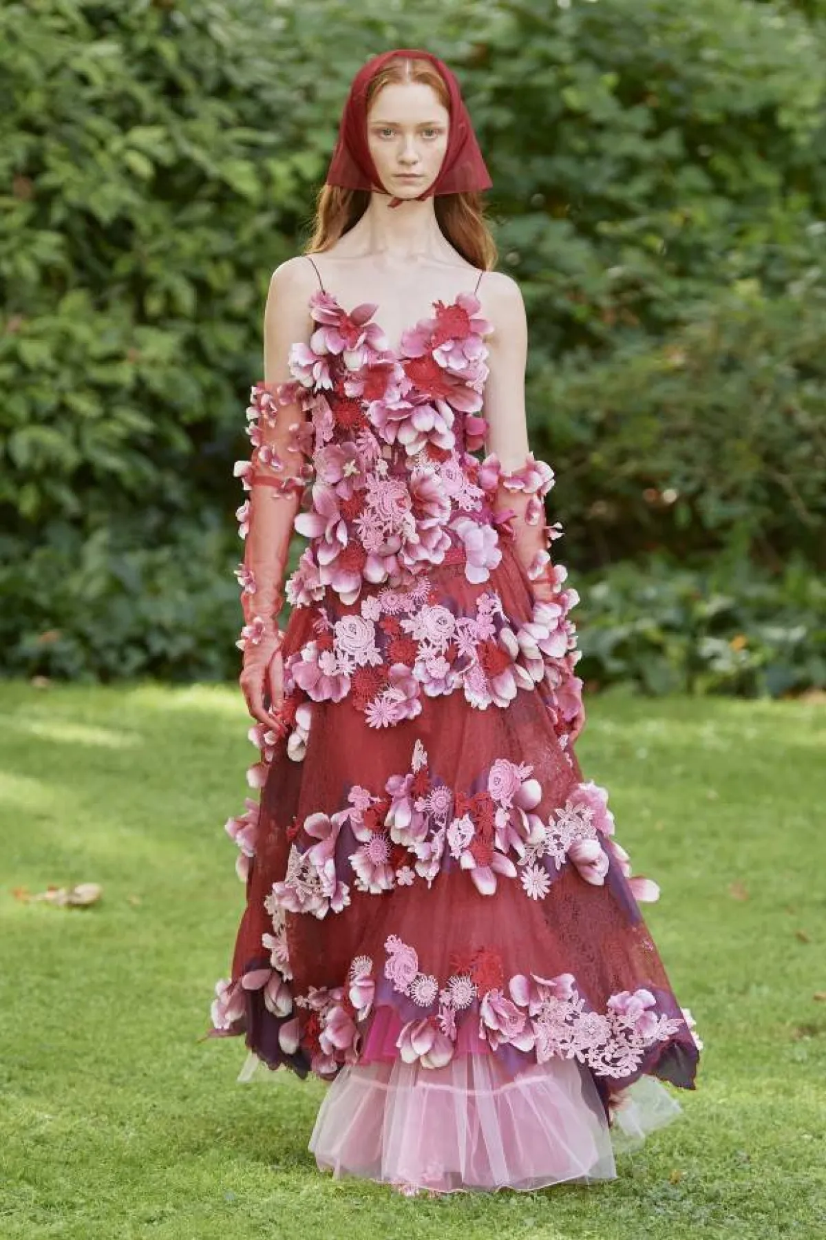 فستان مطرز بالورود من بورا اكسو