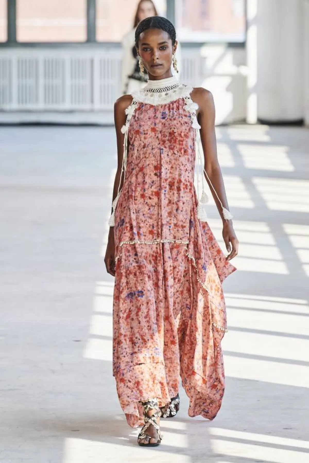 فستان من التوزارا