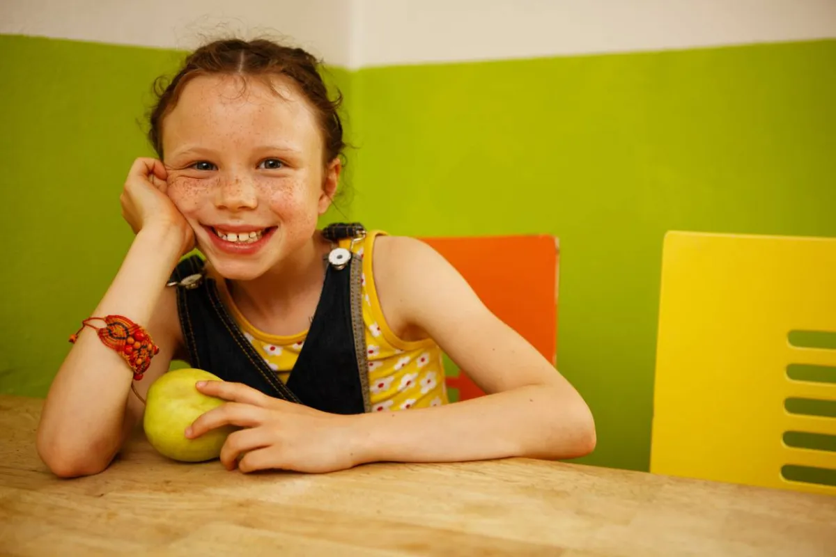 صورة لطفلة فضولية