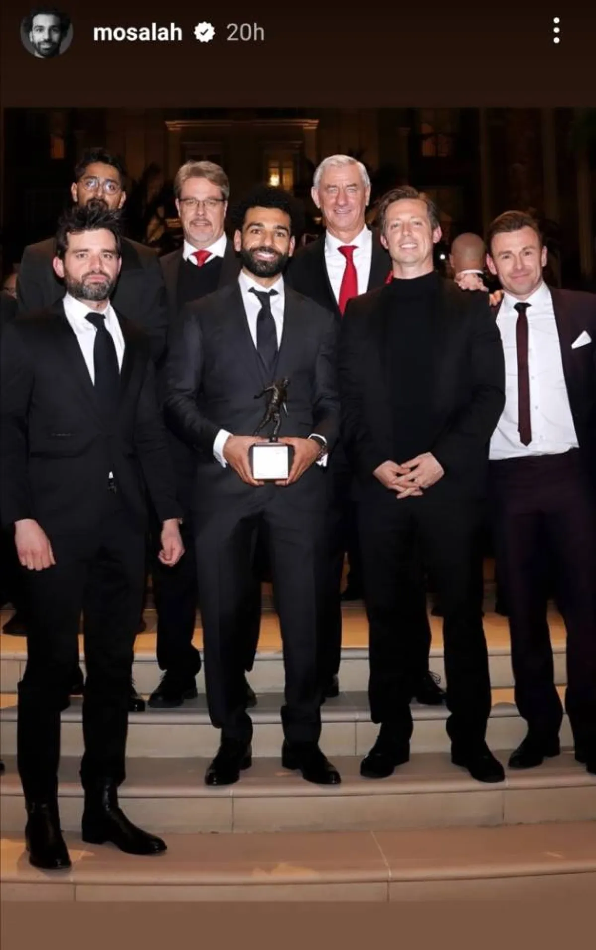 محمد صلاح بعد إستلامه جائزة أفضل لاعب- الصورة من قصص إنستغرام محمد صلاح