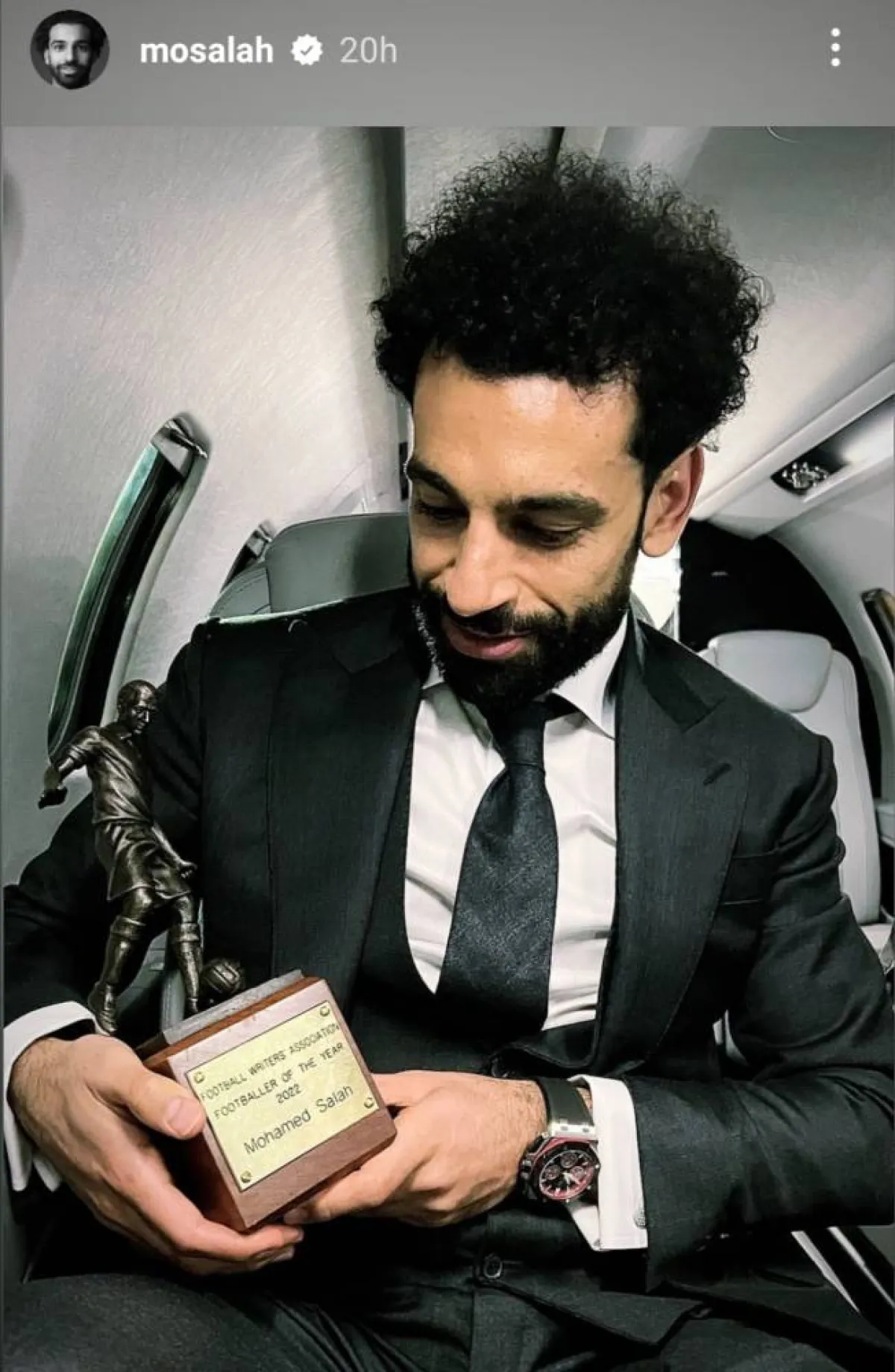 محمد صلاح بعد تسلمه جائزة أفضل لاعب- الصورة من قصص إنستغرام محمد صلاح