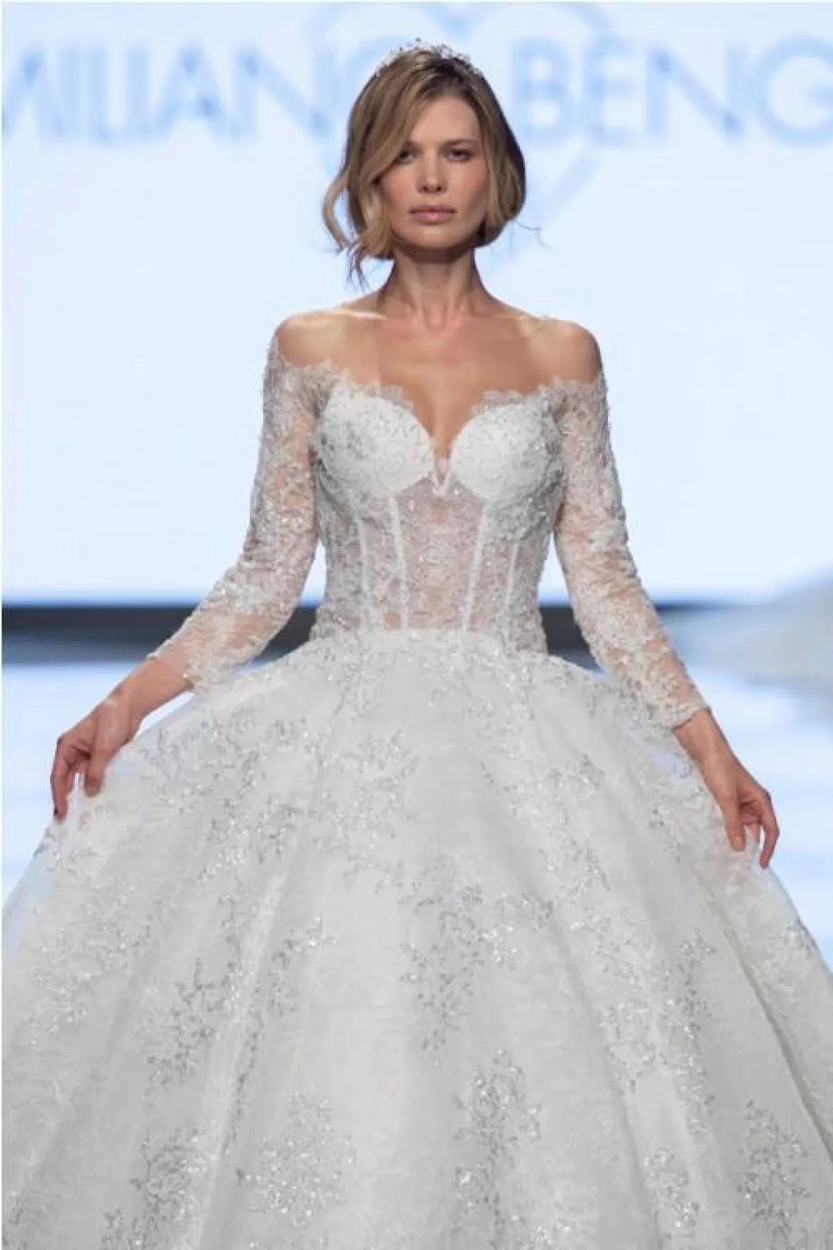 فستان زفاف موديل سندريلا من  إمليانو بنغازي   Emiliano Bengasi