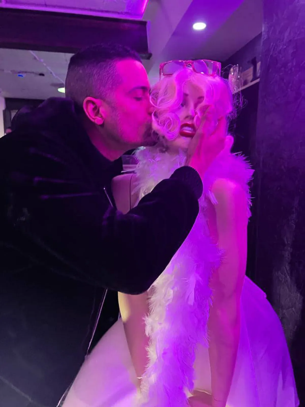 حسن شاكوش يقبل مارلين مونورو - صورة من حسابه على فيسبوك