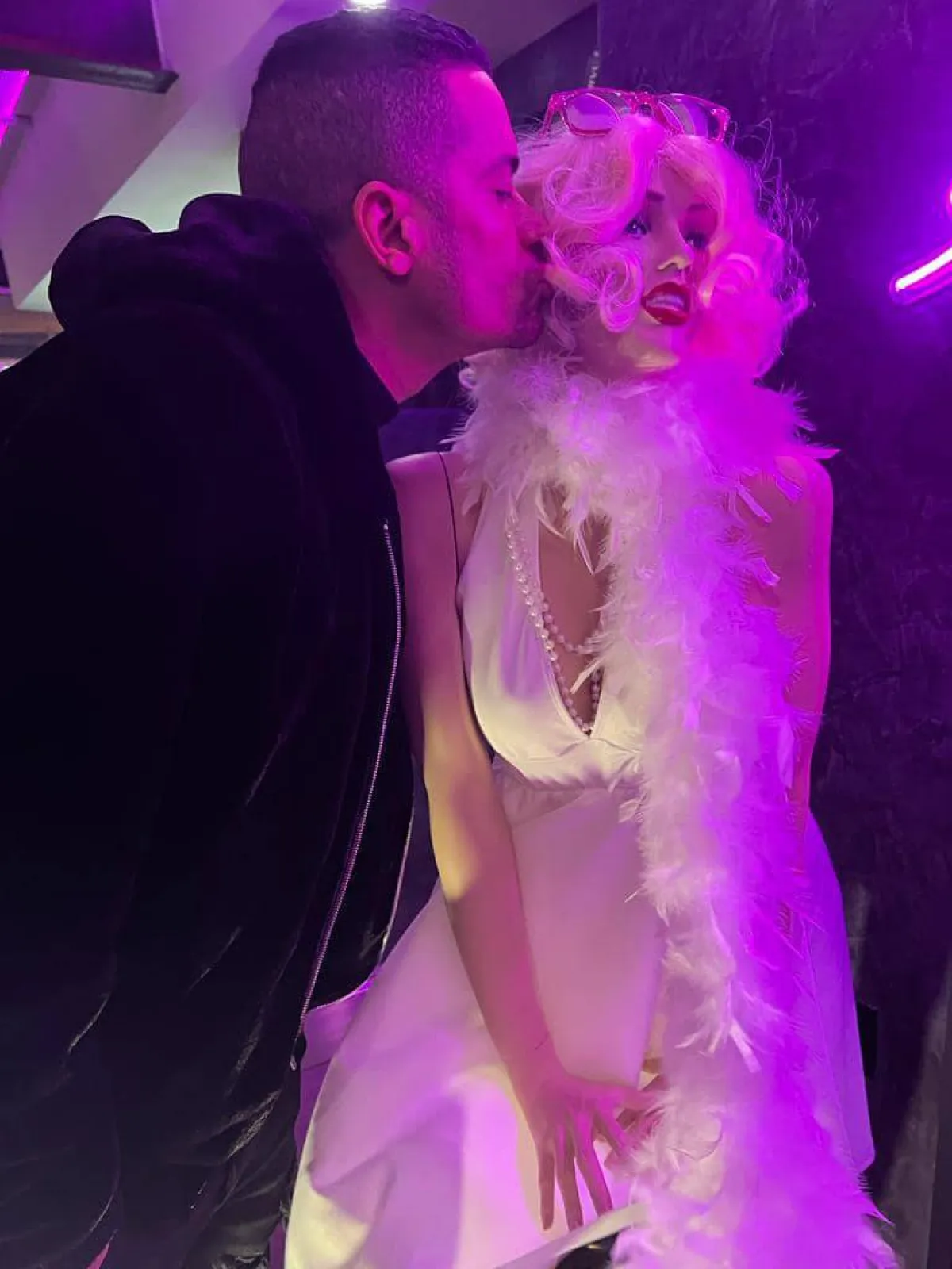 حسن شاكوش يقبل مارلين مونورو - صورة من حسابه على فيسبوك