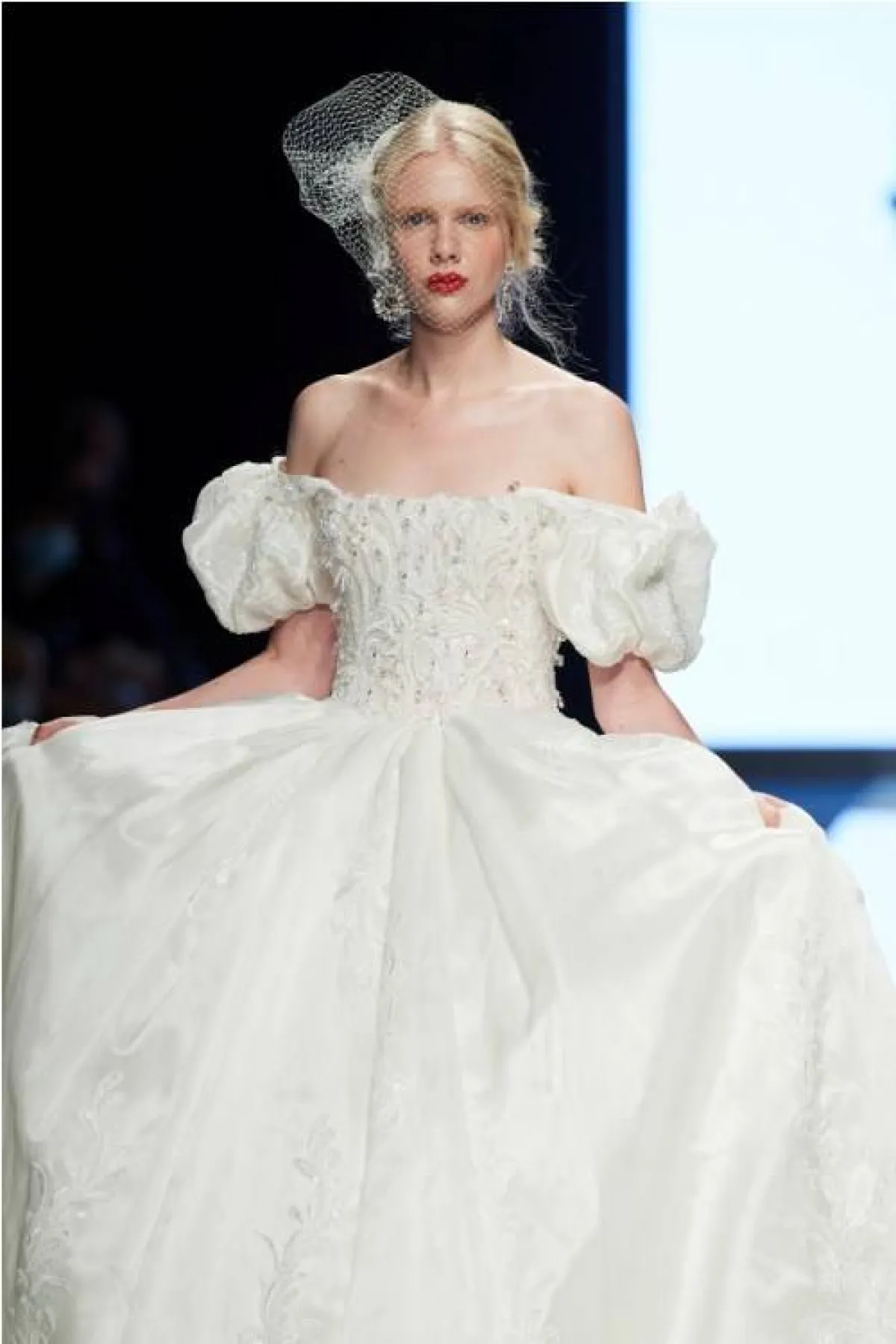 فستان بأكمام منفوخة من أميليا كازابلانكا  Amelia Casablanca