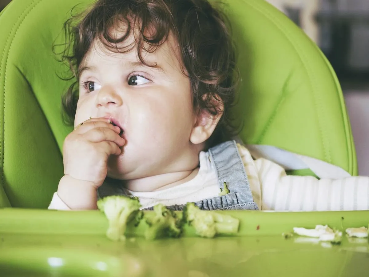 صورة لطفلة تأكل