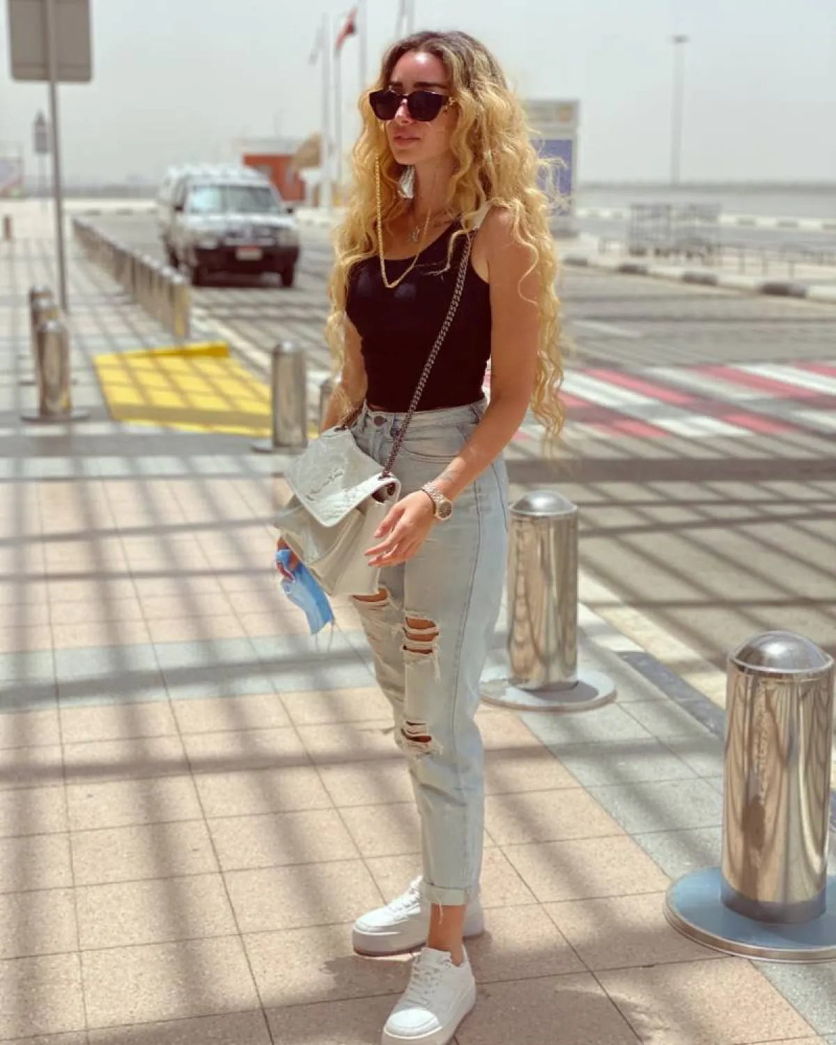 هنا الزاهد بإطلالة كاجوال راقية 