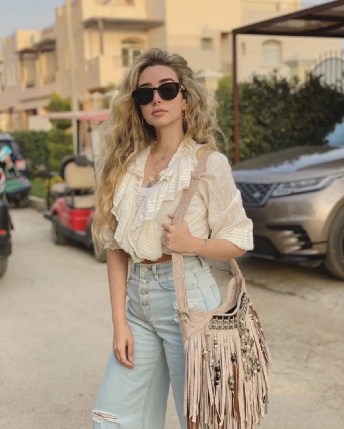 هنا الزاهد بإطلالة كاجوال أنيقة 