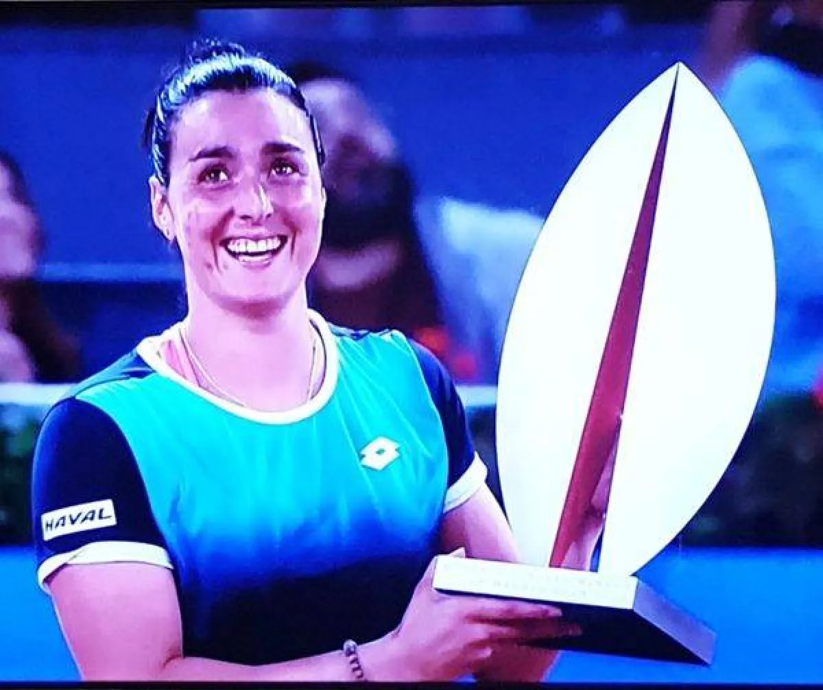 انس جابر تدخل  التاريخ وابتسامة النصر تعلو محياها