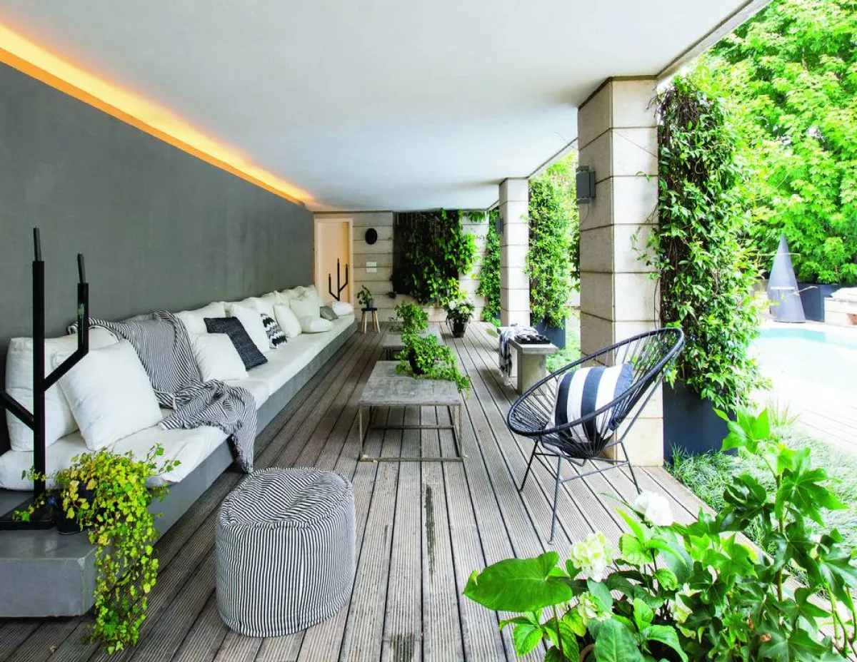 لا فروق تذكر بين أثاث غرفة الجلوس وأثاث الحديقة (الصورة من مشروع للمهندسة بياتريس مطران)