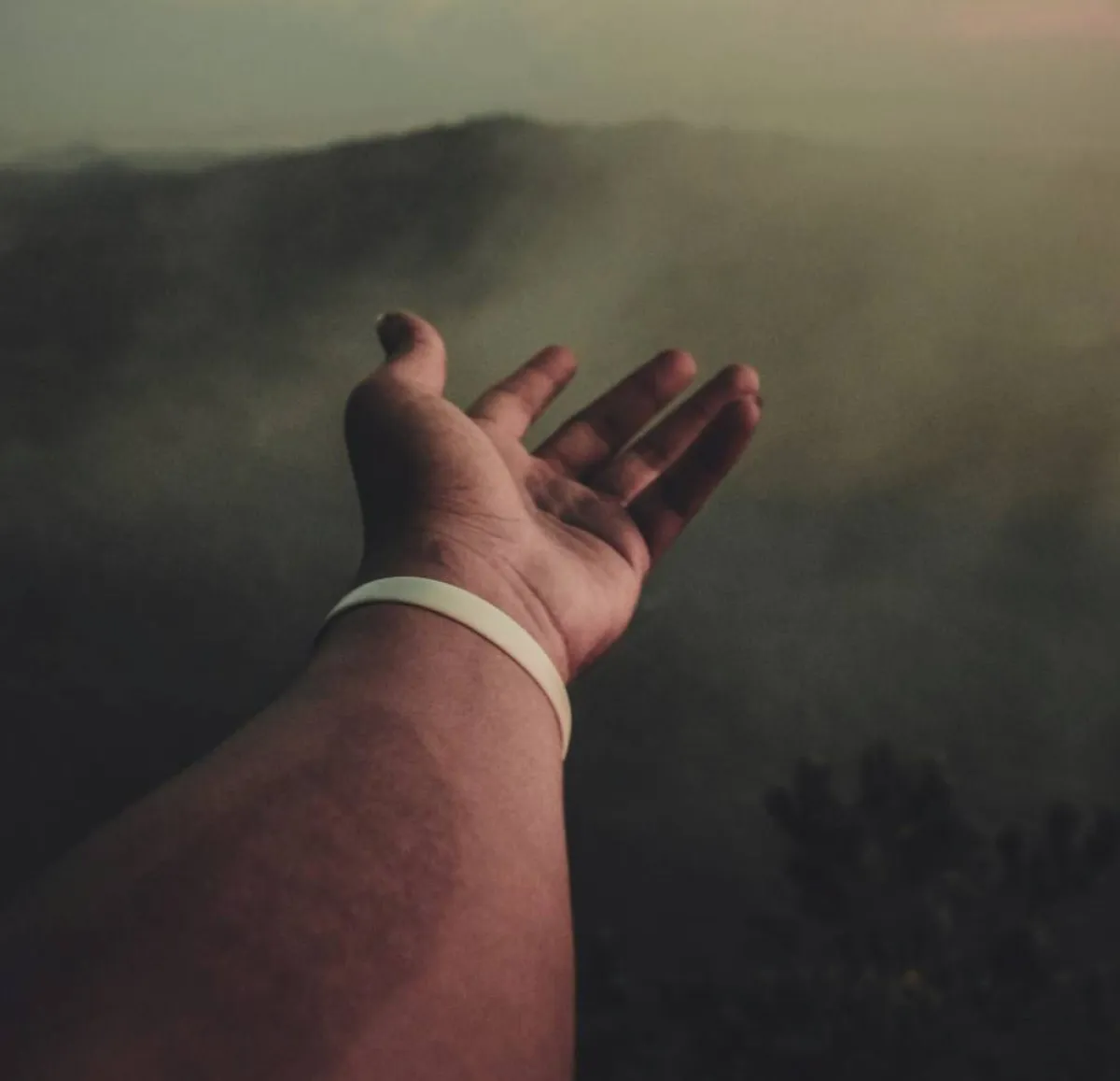 صورة لسوار في المعصم