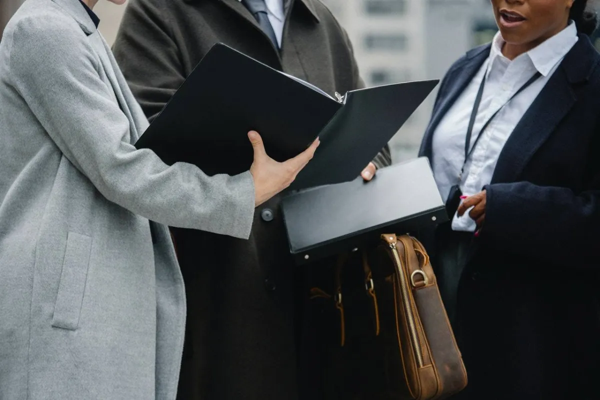 صورة لمجموعة في العمل