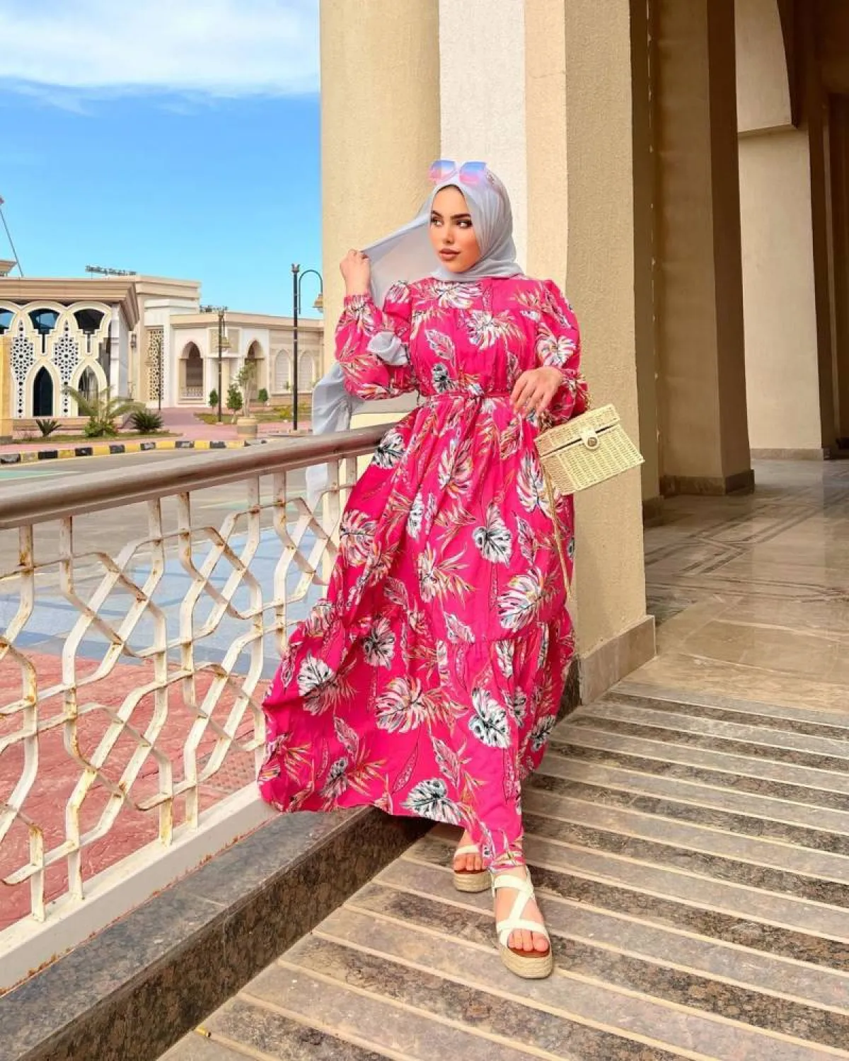 مي محمد بفستان وردي مُطبع بالأزهار وإيشارب باللون الرمادي