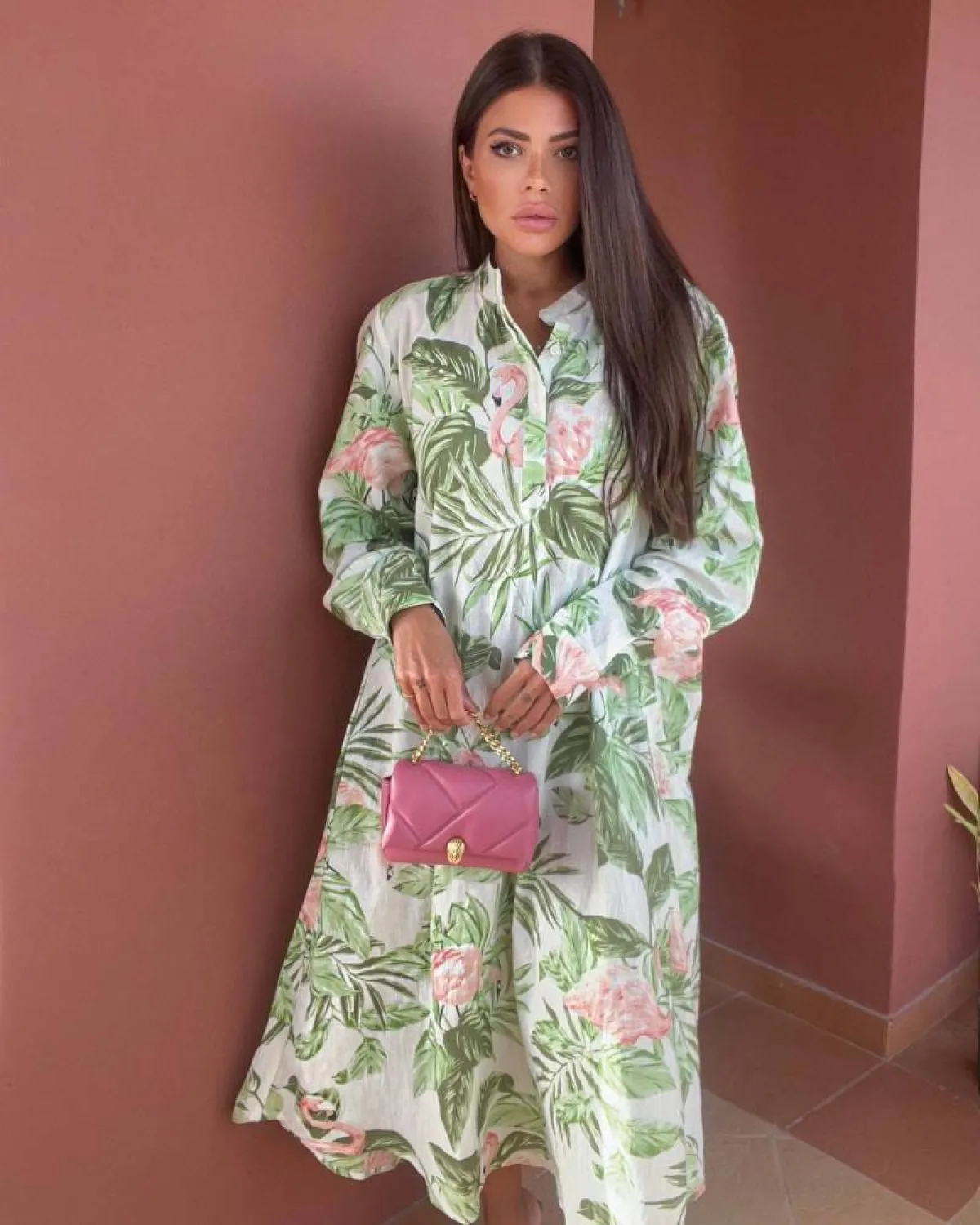 العنود بدر بفستان أبيض مطبع بالورود الخضراء وحقيبة صغيرة باللون الوردي