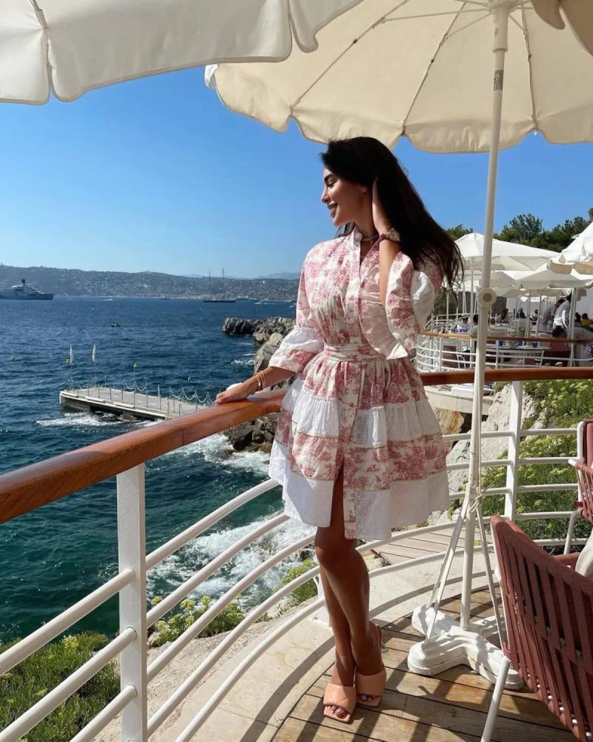 ياسمين صبري بفستان قصير باللونين الأبيض والوردي وصندل باللون الوردي