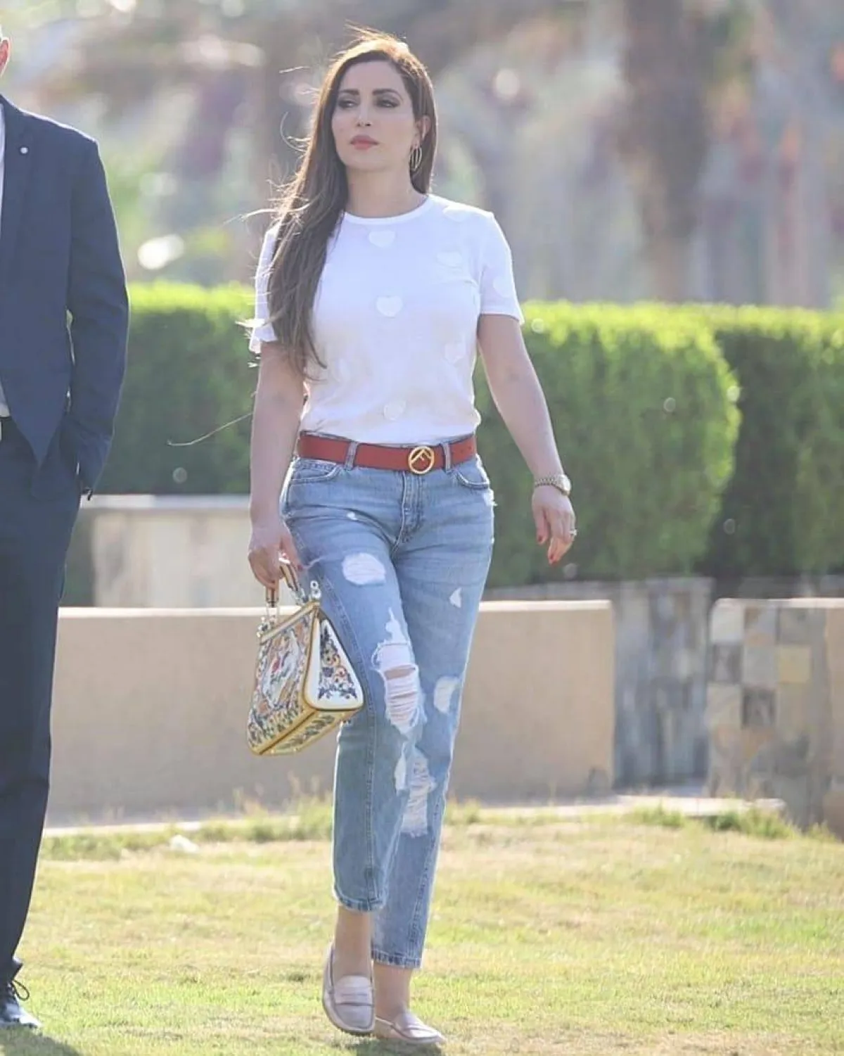 نسرين طافش بحقيبة صفراء مُطبعة بالورود وبنطلون جينز أزرق فاتح