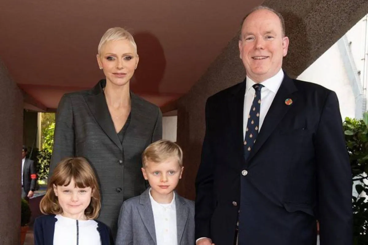 الأميرة شارلين بجانب الأمير ألبرت مع توأميهما- الصورة من حساب بيت موناكو الملكي على إنستغرام