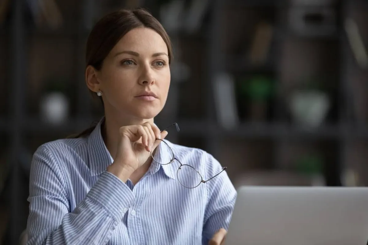 مساعدة المدير المتردّد في مهمته تقع على عاتق فريق العمل