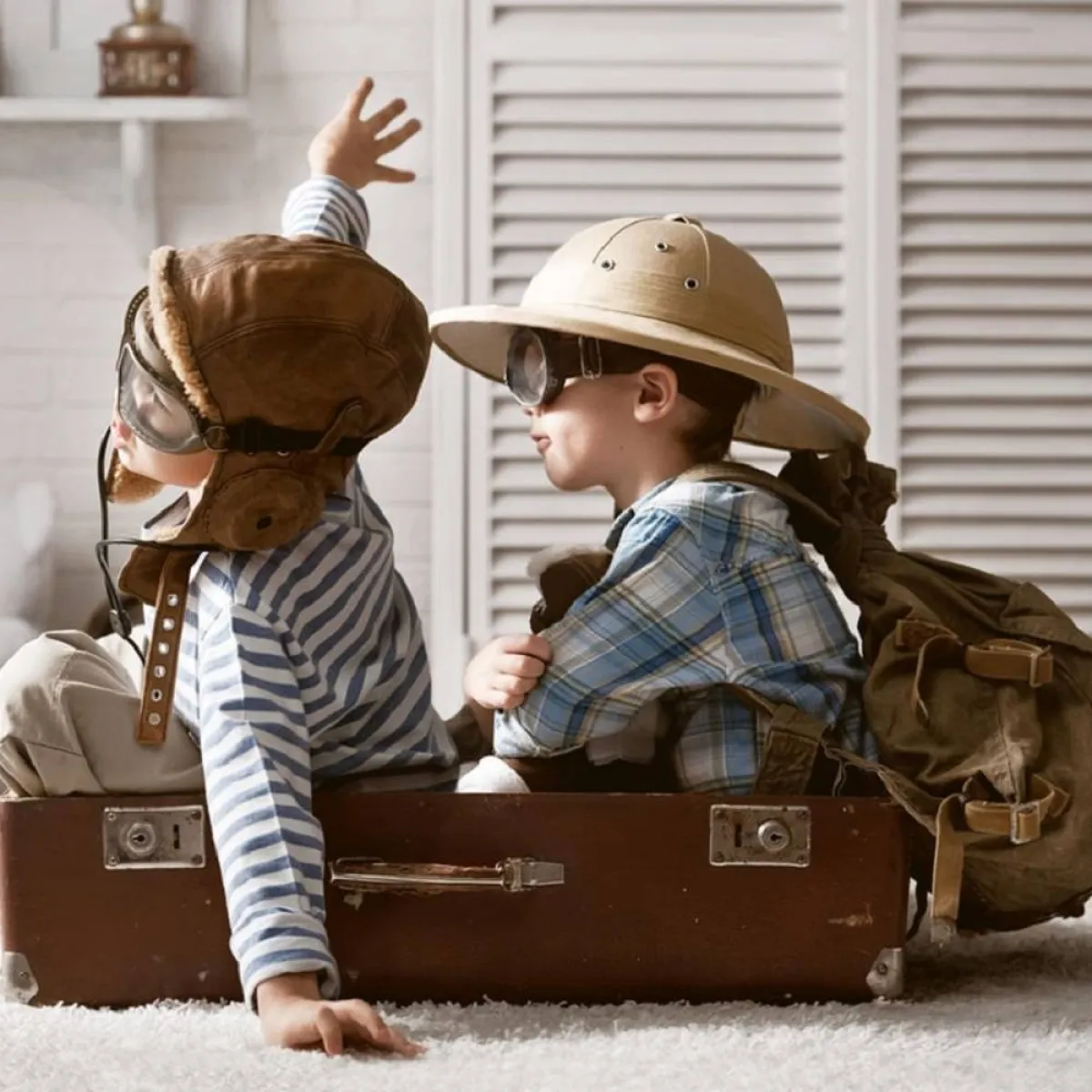 صورة لطفلين يلعبان