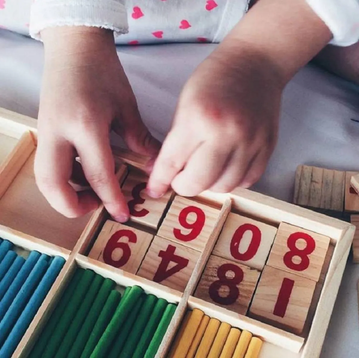 طفل يلعب بالأرقام