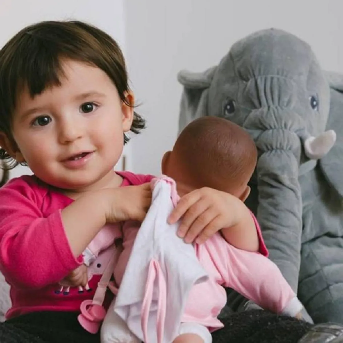 طفلة تلعب بدميتها