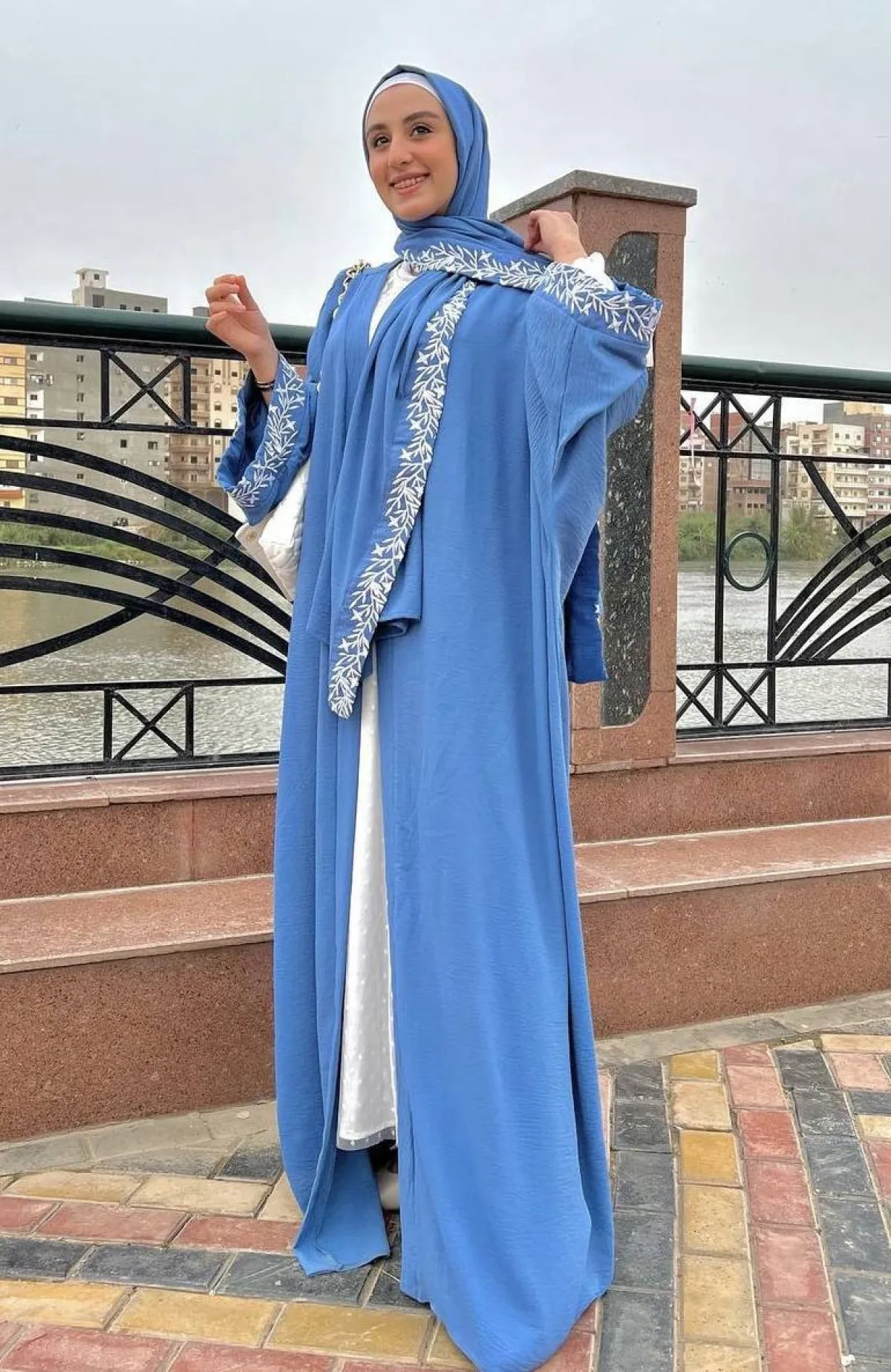 عباية مطرزة بالزهور