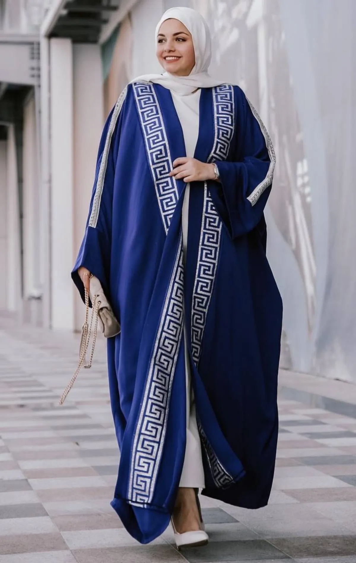 عباية مطرزة