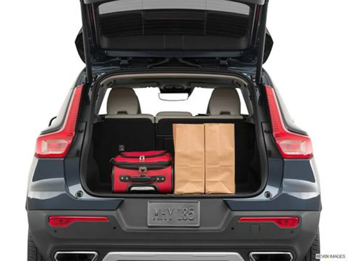 فولفو تحدّث XC40 بمحرك هجين