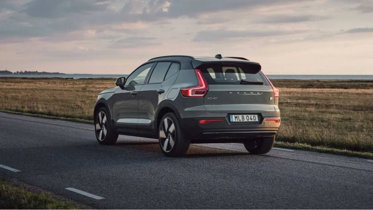 فولفو تحدّث XC40 بمحرك هجين
