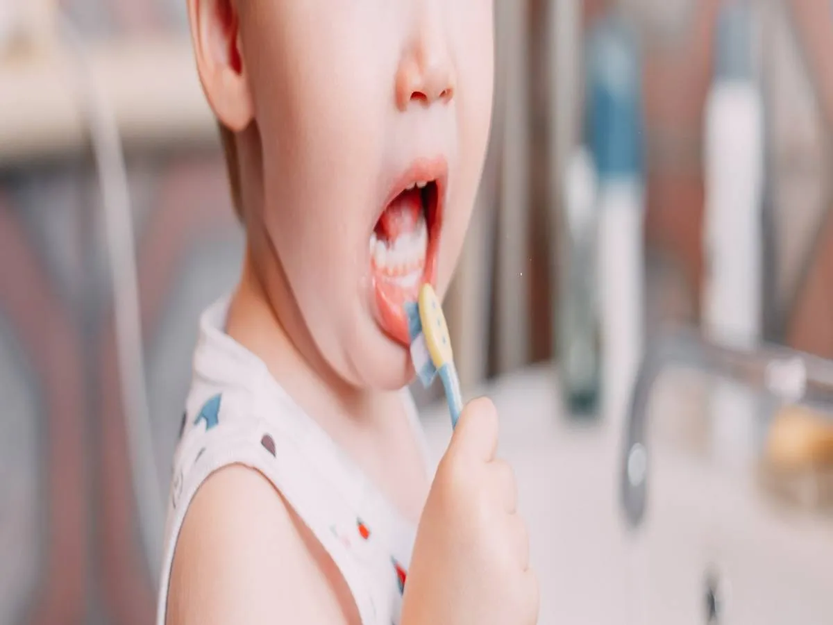 صورة لطفل يغسل أسنانه