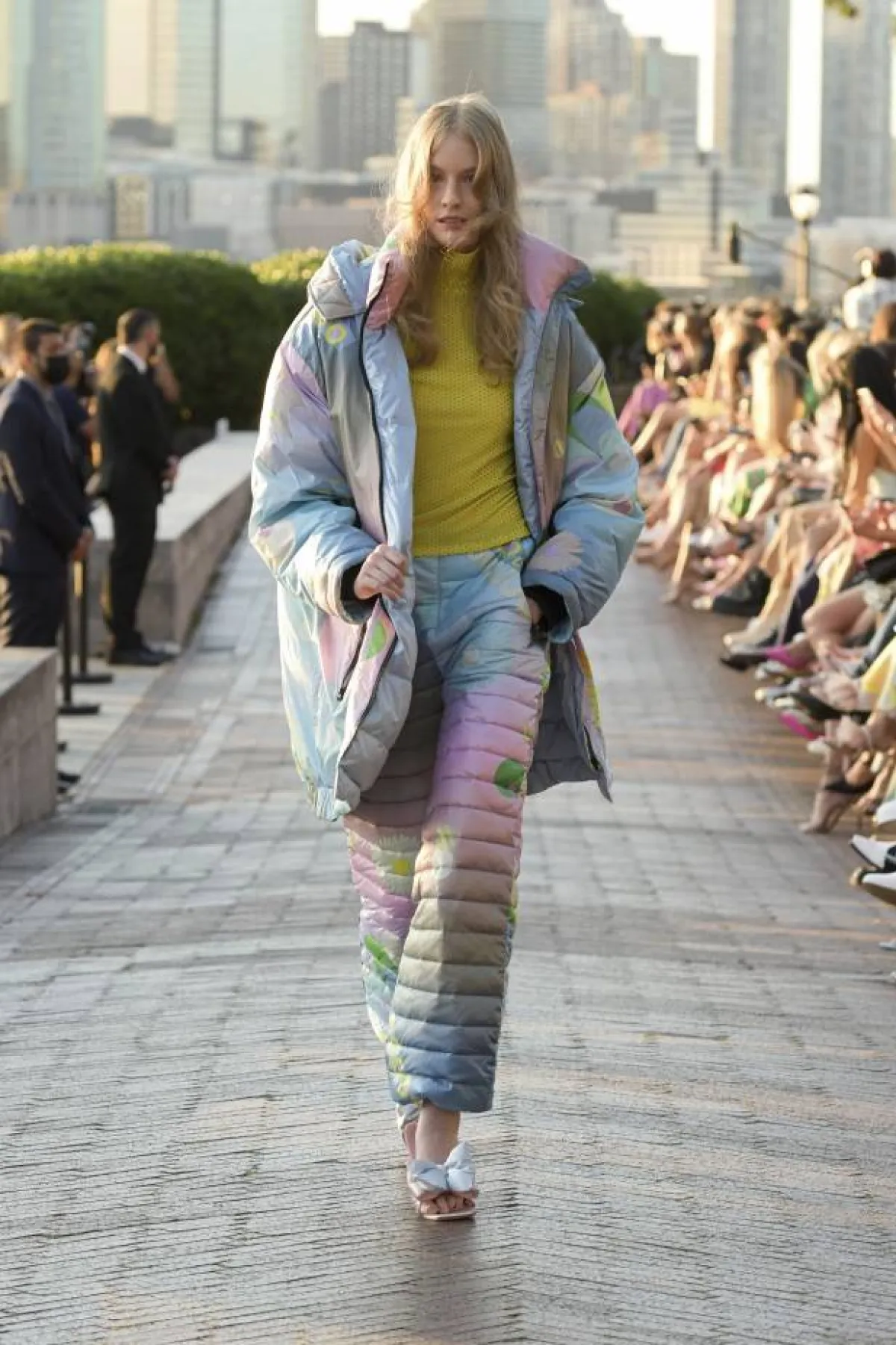 زي من سنتيا راولي