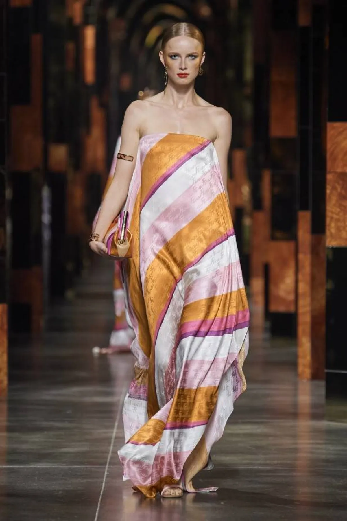 قفطان مخطط من فندي