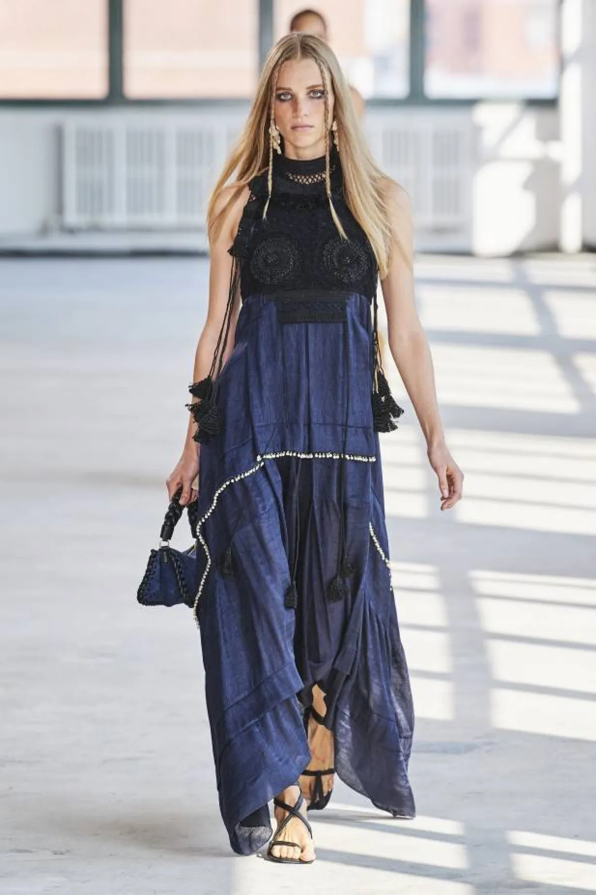 فستان من الدنيم من ألتوزارا