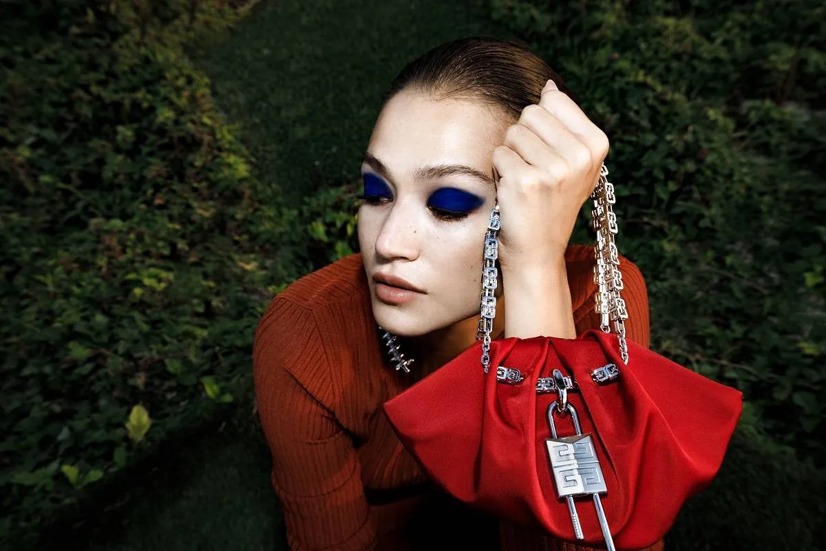 مكياج عيون نيلي