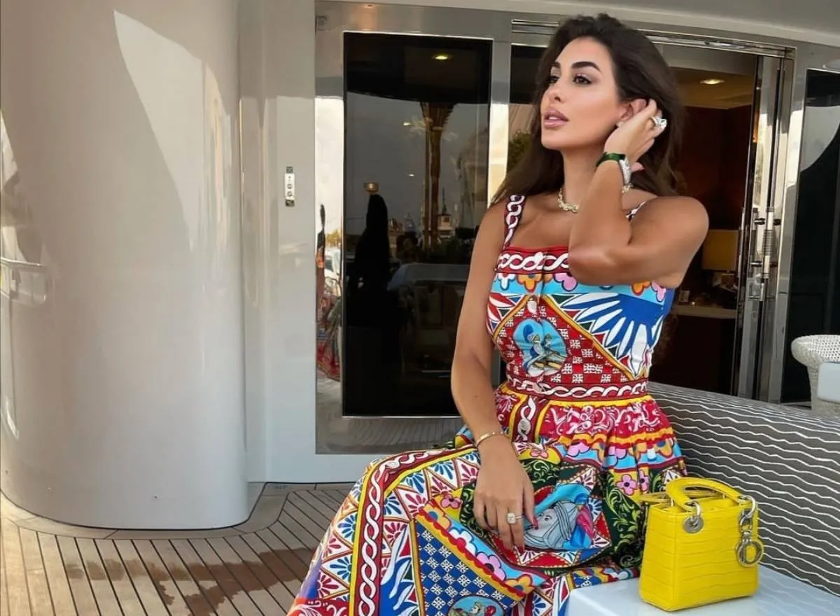 حقائب باللون الأصفر لإطلالة منعشة