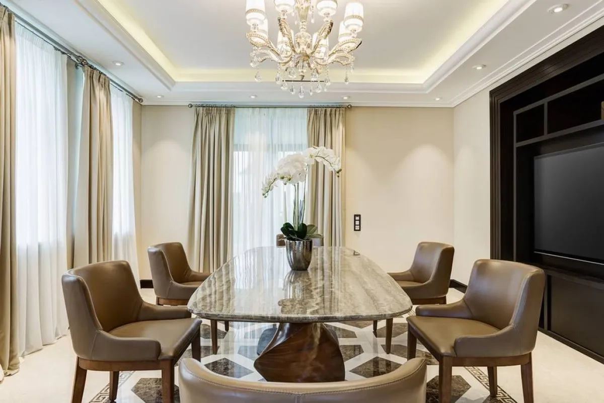  اللون البيج في غرفة الطعام الرسمّية