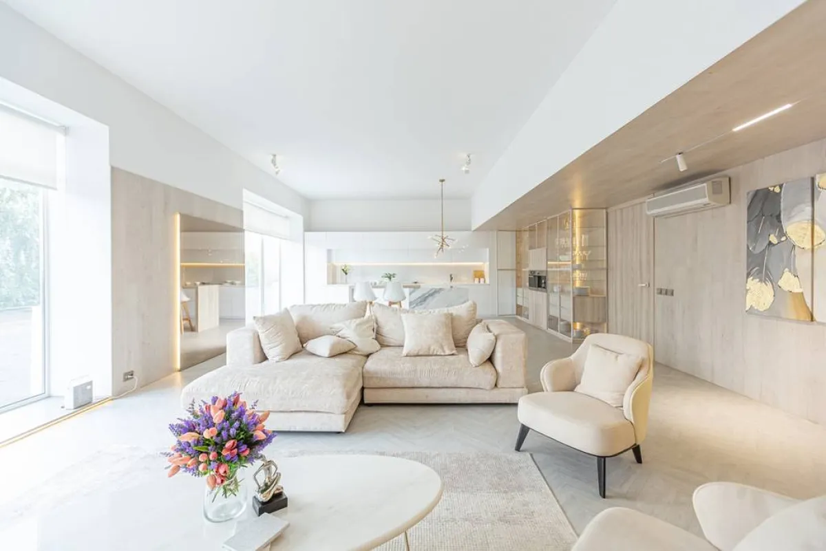 ديكور لافت يتقدّمه اللونان الأبيض والبيج