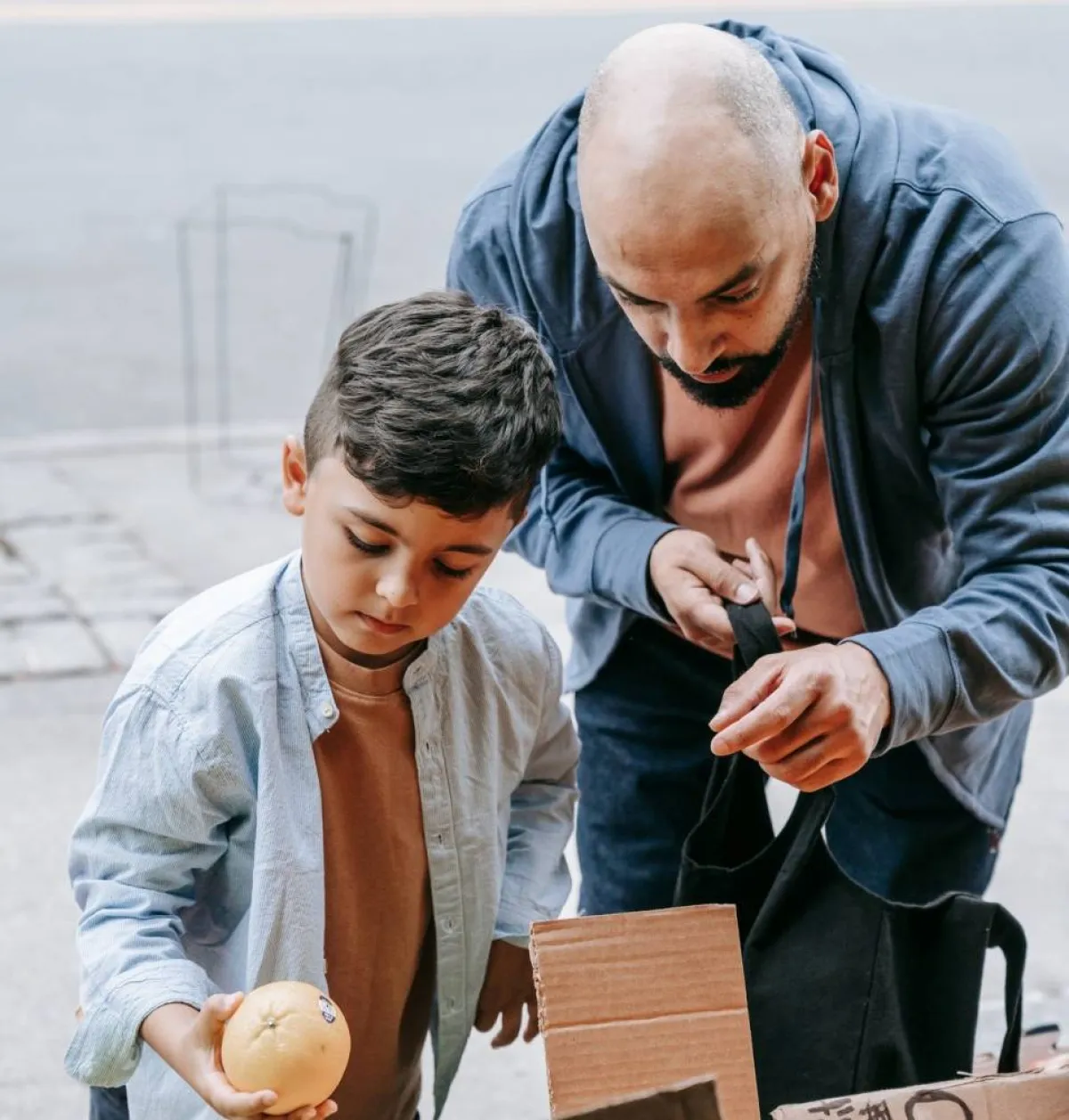 صورة لطفل يساهم في الشراء