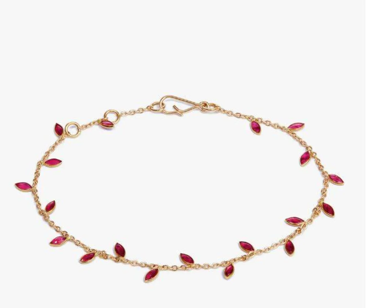 أساور مرصعة بالألماس والروبي لإطلالات صيف 2022