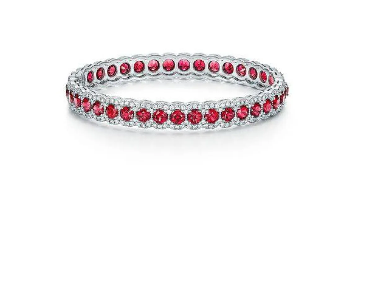 أساور مرصعة بالألماس والروبي لإطلالات صيف 2022