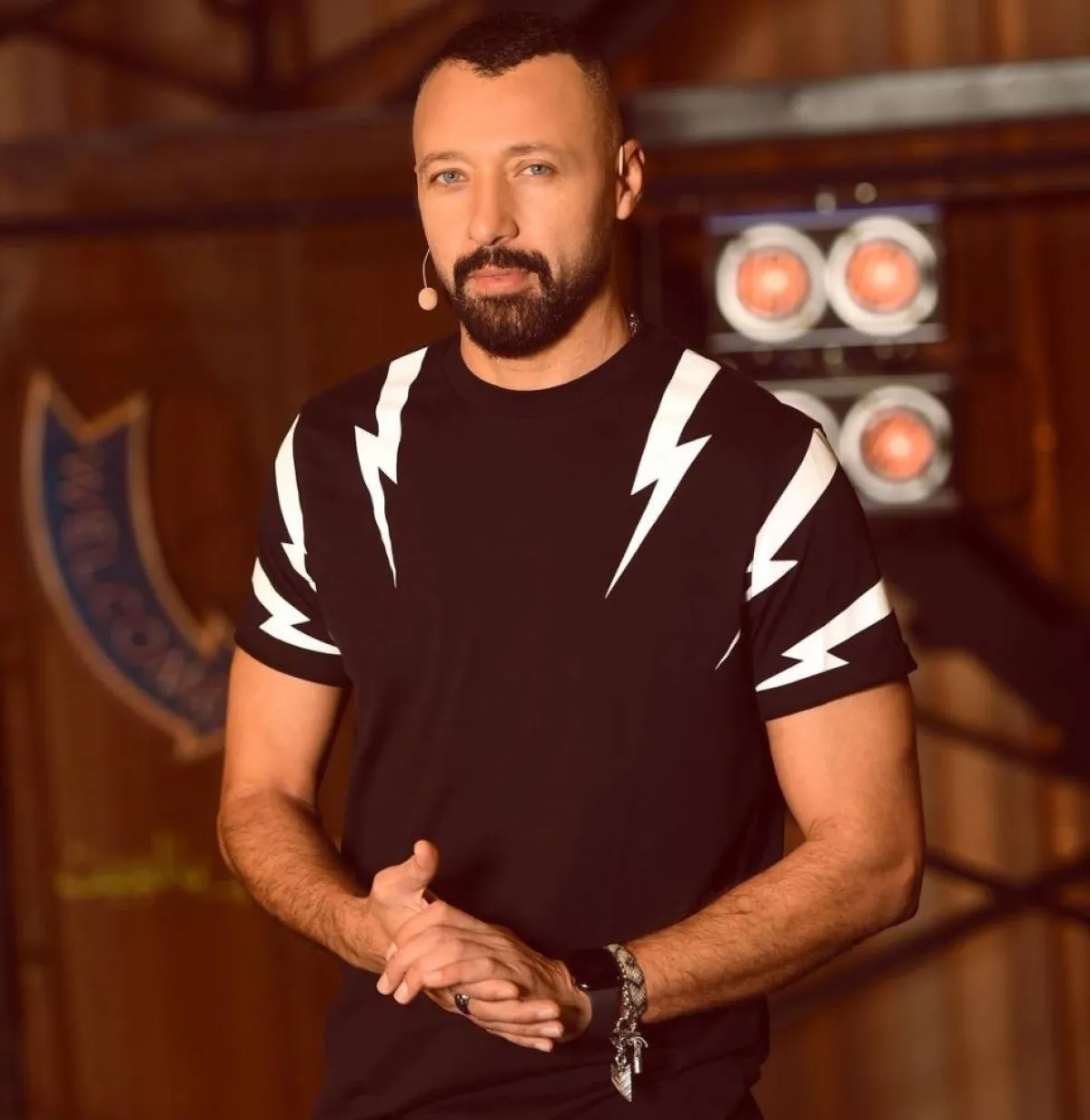 أحمد فهمي بتيشرت أسود برسوم بيضاء