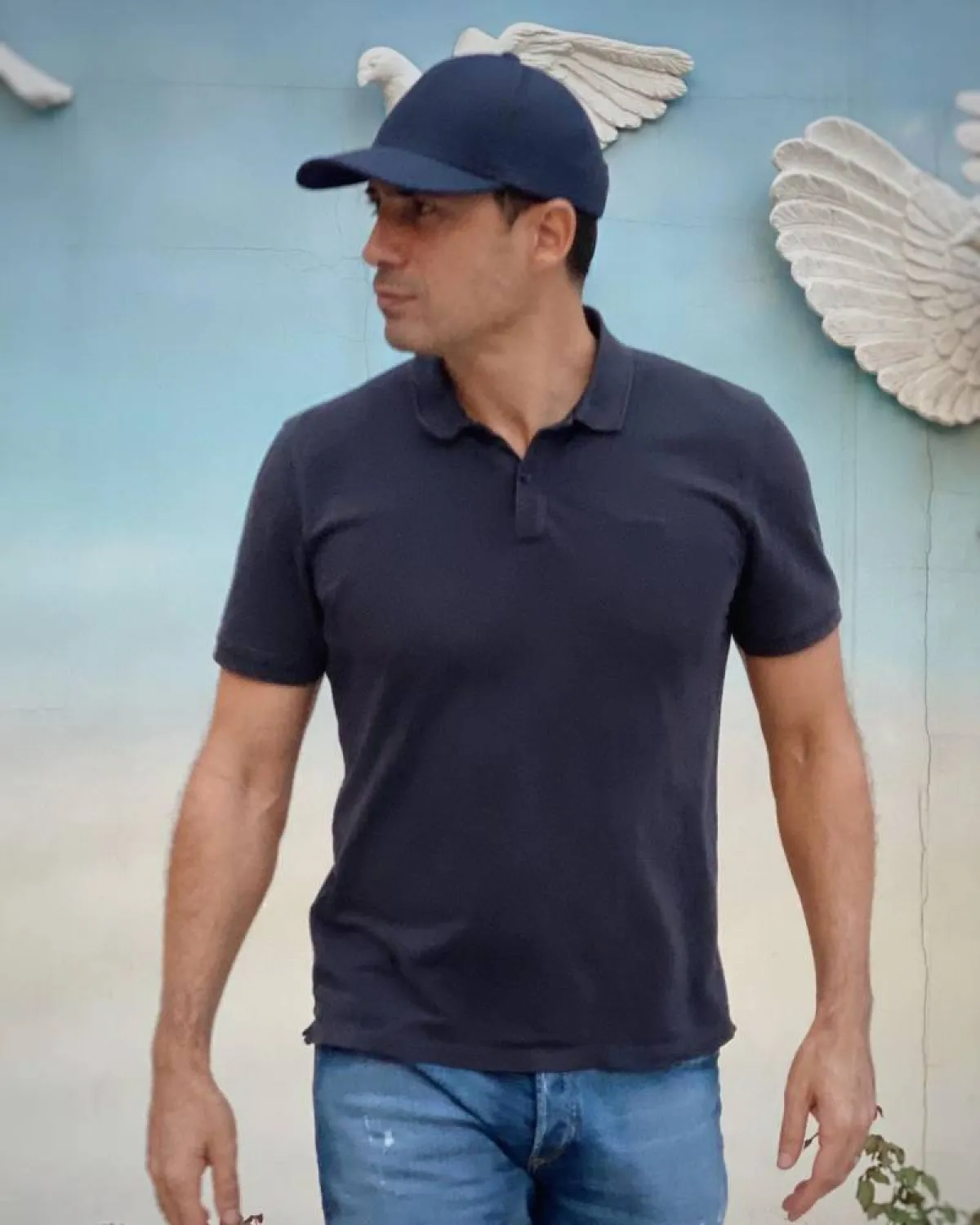 ظافر العابدين بتيشرت أزرق داكن وبنطلون جينز