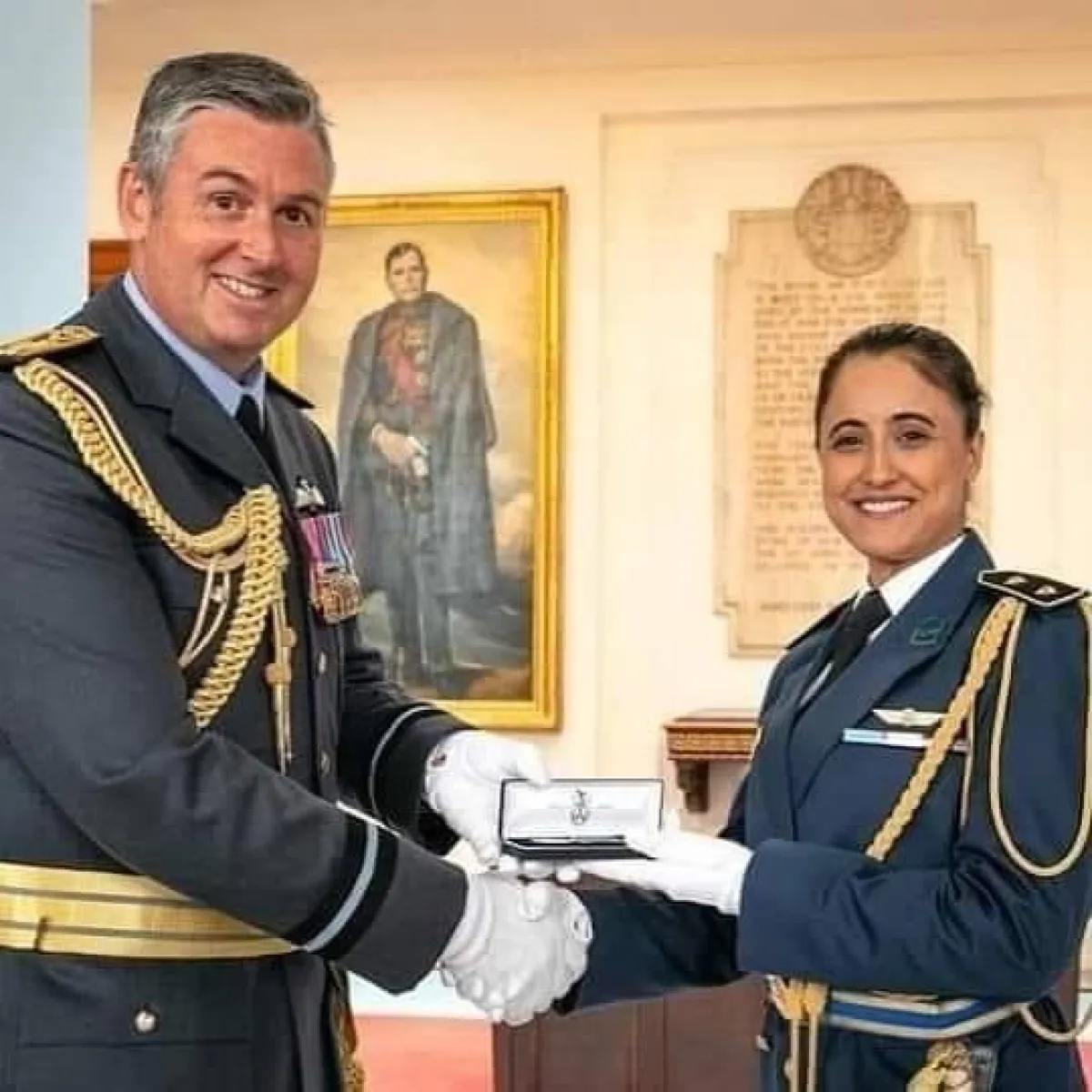 خولة ميهوبي عند تسلمها جائزة افضل طالبة