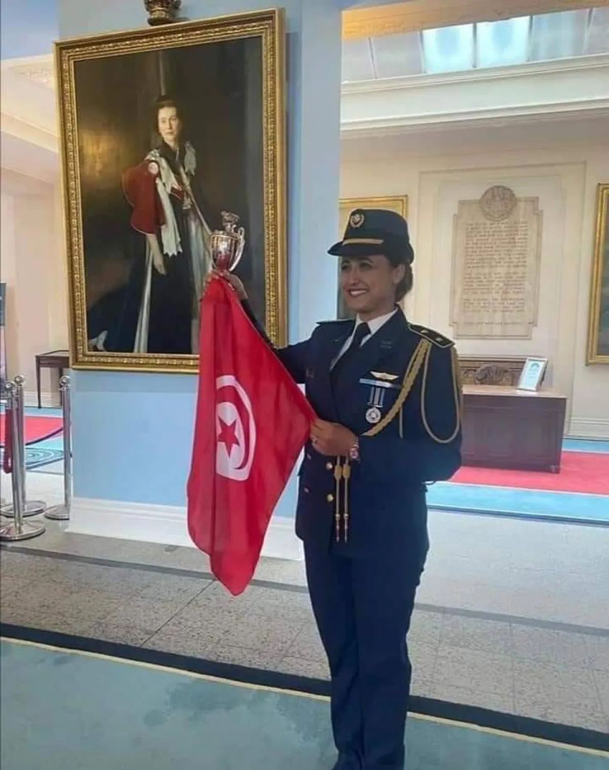 خولة ميهوبي ترفع العلم التونسي داخل مبنى  كلية سلاح الجو البرطاني