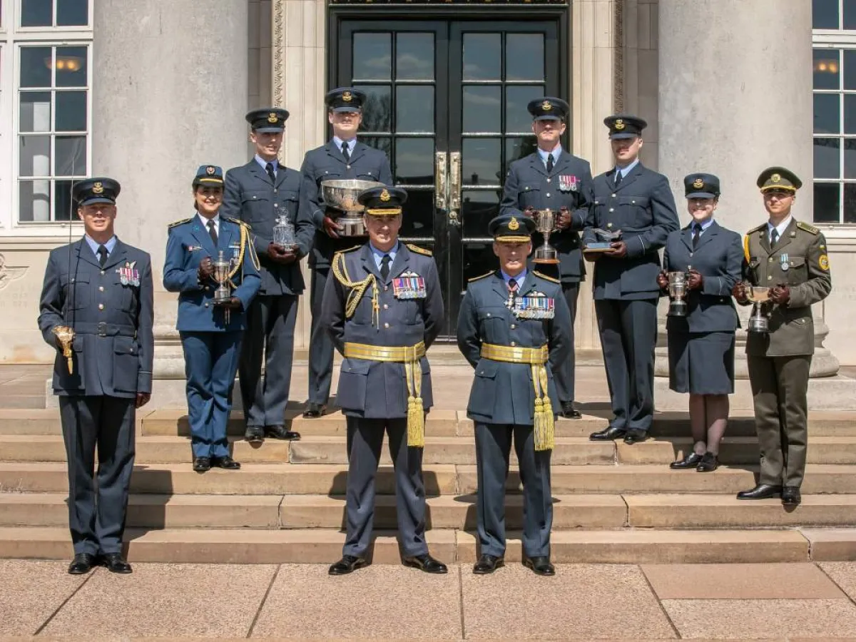 خولة الميهوبي مع مجموعة من ضباط وطلبة كلية السلاح الجوي البريطاني