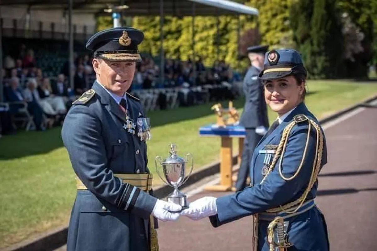 خولة  ميهوبي الفائزة بجائزة افضل طالبة اجنبية