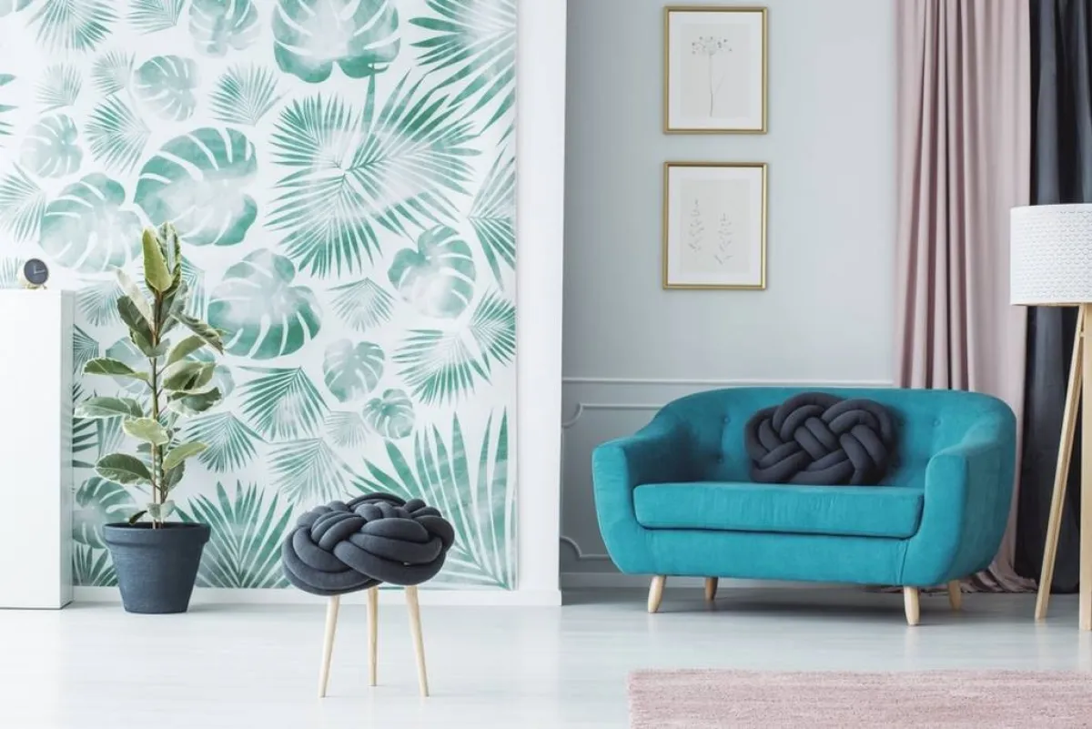 لا بدّ من التنسيق بين ورق الجدران ومحتويات الغرفة، لا سيّما الإضاءة