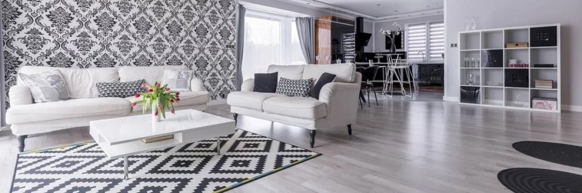 ورق الجدران ينسجم مع الأثاث والسجادة